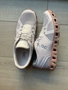 Nearly-new On Cloud Size 7.5 Gray & Nude/Pink